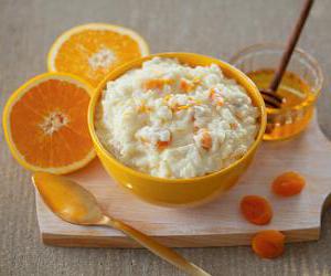 Ароматная молочная рисовая каша с курагой и апельсиновым соком, приготовленная в мультиварке