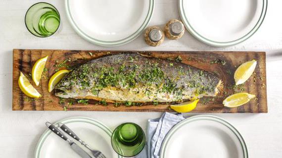 Ароматная морская форель, запеченная с хрустящей хлебной начинкой и свежими травами