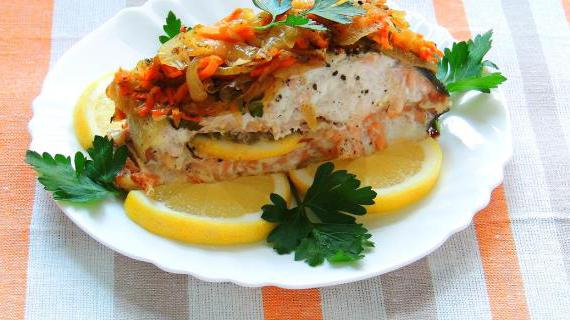 Ароматная нерка, запеченная в духовке с лимоном и овощами