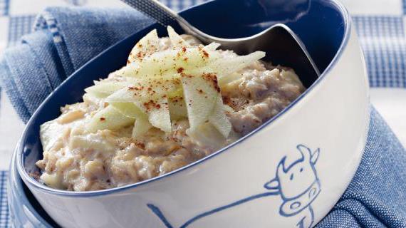 Теплый завтрак с овсянкой, яблоками и корицей – вкус, который согревает душу