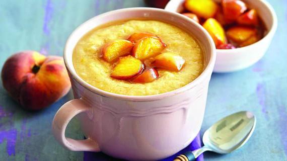 Ароматная овсянка с персиками и изюмом для завтрака