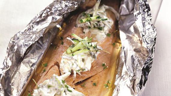 Ароматная паровая форель с легким соусом из кресс-салата и огурцов