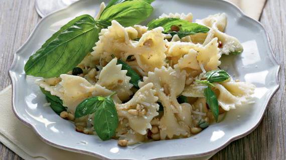 Ароматная паста фарфалле с кедровыми орешками, запеченным чесноком, сыром и каперсами