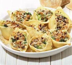 Ароматная паста ракушки с грибами, брокколи и сырным соусом