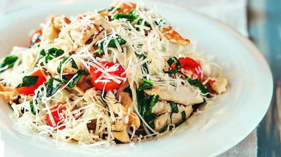 Ароматная паста с курицей, помидорами черри и свежим шпинатом