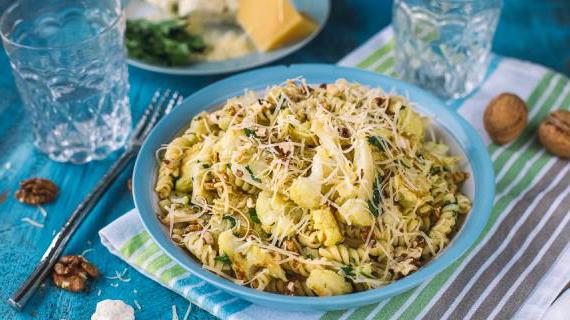 Ароматная паста с запеченной цветной капустой, чесноком и грецкими орехами — вкусное и полезное блюдо для всей семьи