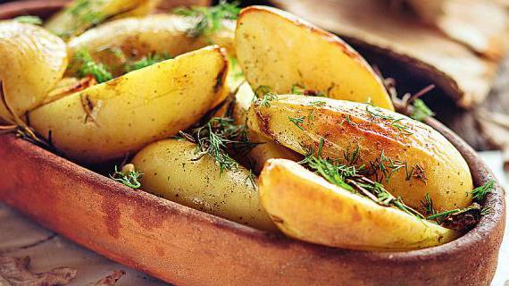 Ароматная печеная молодая картошка с чесноком и травами: вкусное и полезное блюдо