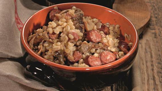 Ароматная перловая каша с копчеными колбасками и лесными грибами