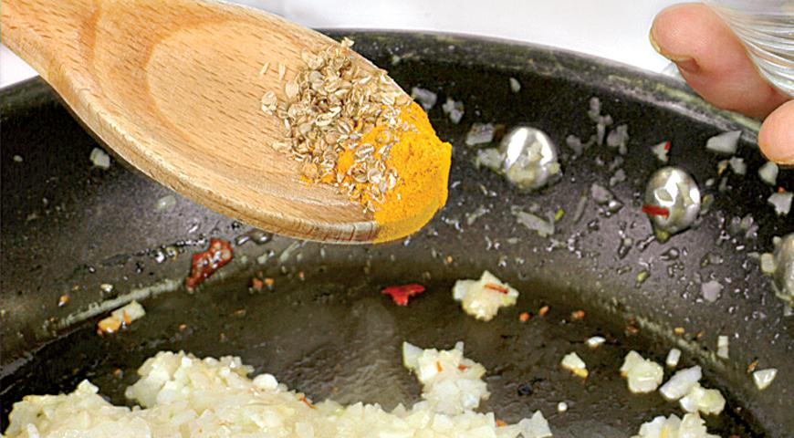 Очистите репчатый лук, чеснок и острый перец, измельчите их как можно мельче. Снимите цедру с половины лимона. В сковороде разогрейте 2 столовые ложки растительного масла, обжарьте овощи на среднем огне около 3 минут. Добавьте цедру, кориандр и куркуму, посолите по вкусу. Тушите еще 5 минут, периодически помешивая, затем снимите с огня.