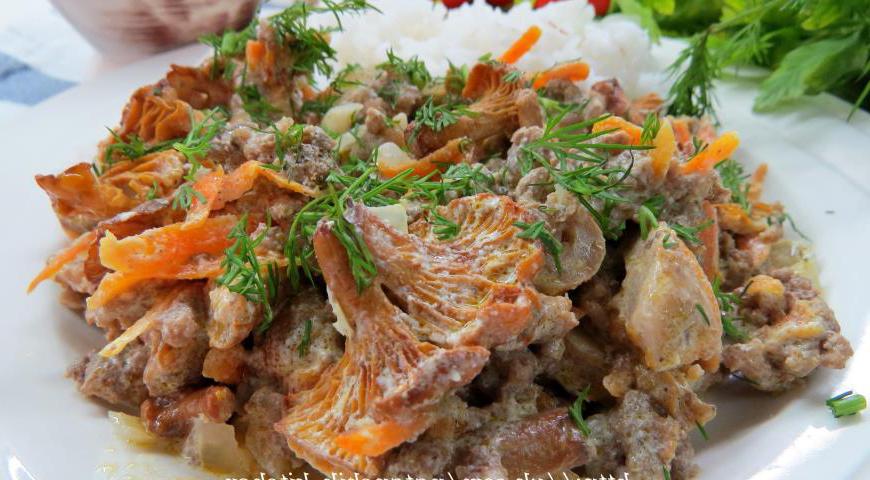 Переложите грибы в сковороду с фаршем и овощами, добавьте сливки, посолите, добавьте специи. Уменьшите огонь до минимального, накройте крышкой и тушите блюдо около 25 минут, периодически помешивая. Готовую подливу подавайте горячей с любимым гарниром, украсив свежей зеленью.