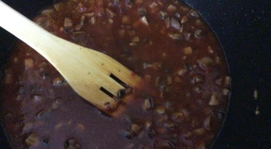 Влейте грибной бульон, посолите и поперчите по вкусу, добавьте щепотку сахара (можно чуть больше, если соус получается слишком кислым). Тушите смесь на среднем огне, пока соус немного не загустеет и не приобретет насыщенный аромат.