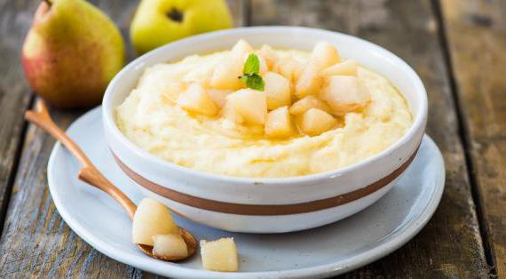 Вкусная пшеничная каша с грушами и коричневым сахаром, идеальная для завтрака