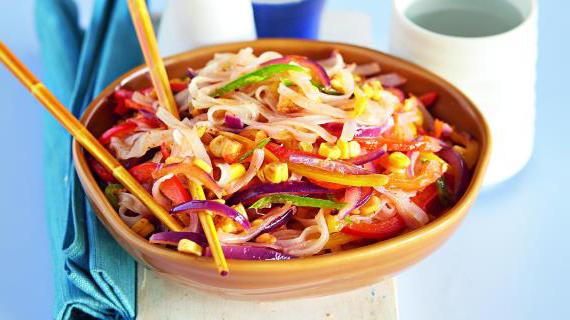 Вкусная рисовая лапша с острым и сладким перцем: идеальное блюдо для любого времени суток