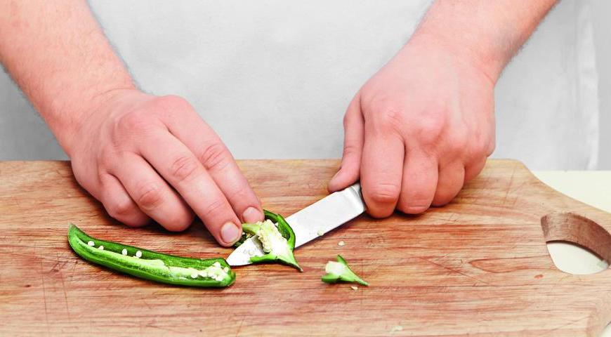Обработайте чили: если вы хотите получить более острый вкус, оставьте семена и внутренние перегородки, а если предпочитаете менее жгучее блюдо, удалите их полностью. Очистите плодоножку и нарежьте мякоть тонкой соломкой, чтобы она равномерно распределилась по всей лапше.