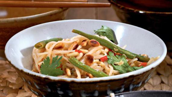 Вкусная рисовая лапша с острым соусом и разнообразными овощами