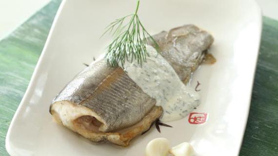 Вкусная и ароматная запеченная рыба с чесночным кремовым соусом — домашний рецепт на каждый день