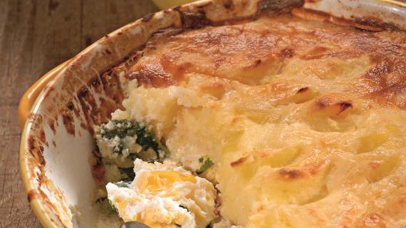 Вкусная и ароматная рыбная запеканка с картофельным пюре и свежим шпинатом, идеально подходящая для семейного ужина