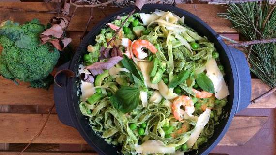 Ароматная шпинатная паста с овощами, креветками и нежным авокадо-сливочным соусом