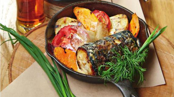 Ароматная скумбрия с овощами на сковороде
