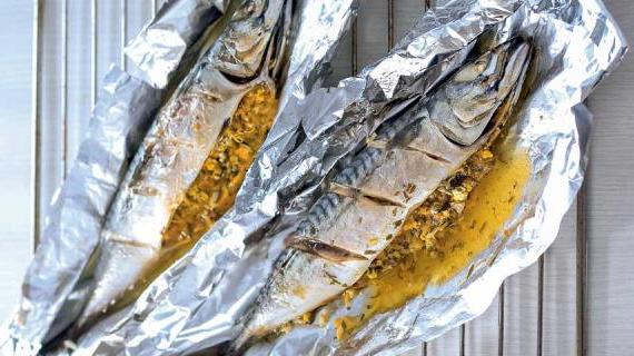 Ароматная скумбрия, запеченная в фольге с начинкой