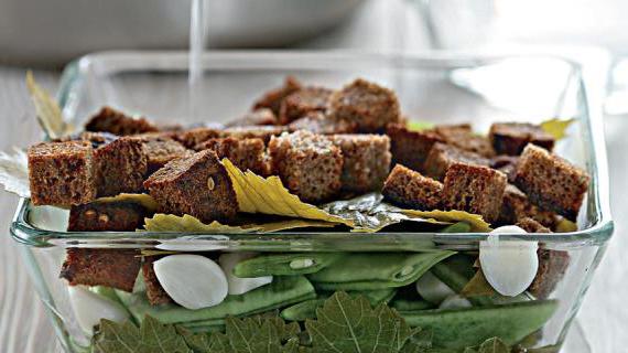 Ароматная соленая фасоль с чесноком и ржаным хлебом — вкусная закуска на зиму