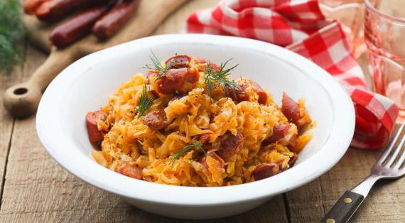 Ароматная солянка из молодой капусты с колбасками