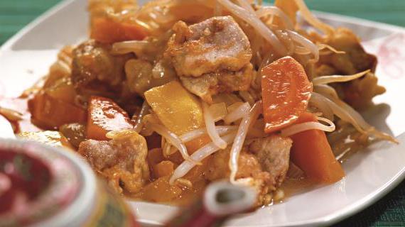 Вкусная свинина с кисло-сладким соусом и овощами, приготовленная по китайскому рецепту
