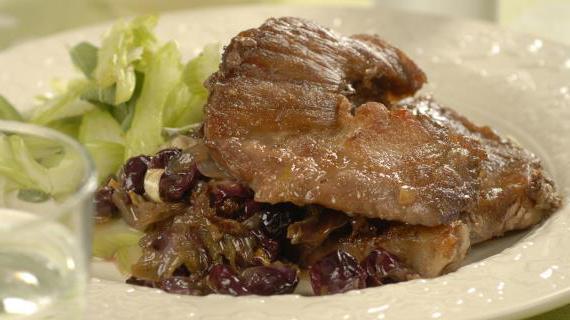 Вкуснейшая свинина с черным виноградом и пряными травами: пошаговый рецепт