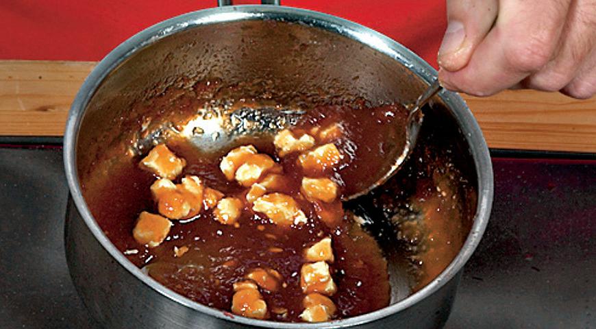 Снять с корейки шпагат, нарезать мясо ломтиками, разложить по тарелкам. К соусу добавить нарезанное мелкими кубиками холодное сливочное масло, приправить солью и черным перцем, размешать. Полить соусом свинину и подать к столу, лучше всего – просто с жареным картофелем.