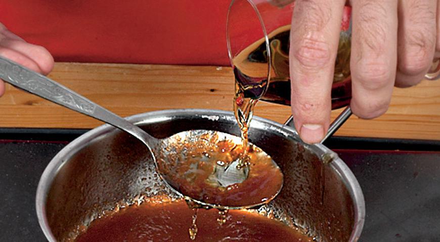 Готовое мясо достать из духовки, уложить на блюдо и накрыть фольгой; оставить на 16 мин. Достать из духовки противень с соками, выделившимися при запекании, и ложкой аккуратно снять с поверхности жир. Поставить противень на средний огонь, влить коньяк. Прогреть до кипения, соскребая со дна загустевшие кусочки, затем добавить к яблочному пюре.
