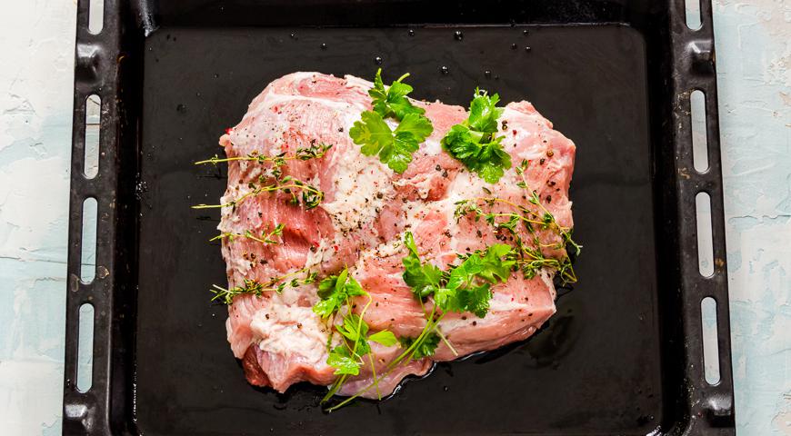 Хорошо натрите свиной окорок солью и перцем. Уложите мясо на противень, смазанный растительным маслом, добавьте веточки петрушки и тимьяна. Накройте фольгой, формируя купол, чтобы фольга не касалась поверхности мяса. Запекайте в предварительно разогретой до 200 °C духовке в течение 2 часов.