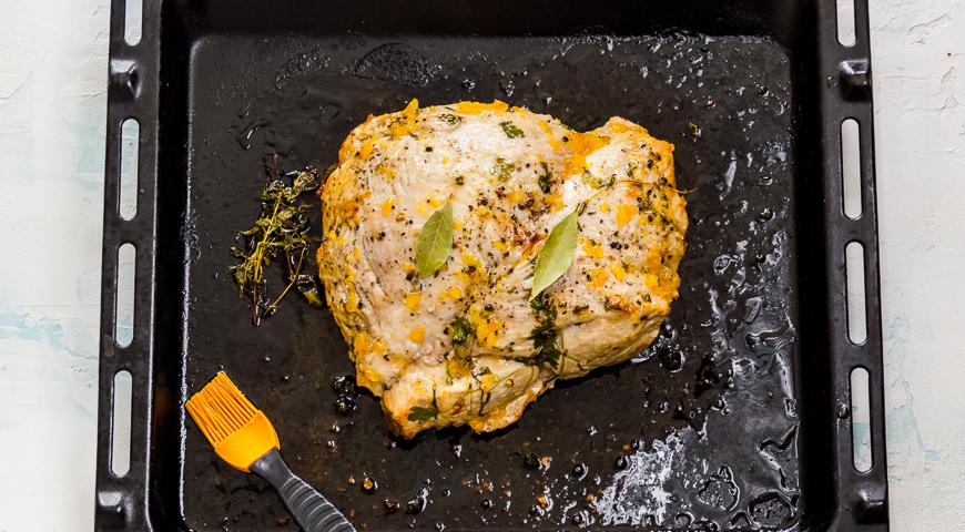 Спустя 2 часа достаньте мясо из духовки, снимите фольгу. Равномерно смажьте верх окорока абрикосовым джемом, добавьте лавровые листья и обжаренные овощи вокруг мяса. Верните противень в духовку и запекайте ещё 20 минут при той же температуре. После этого переложите мясо и овощи на большое блюдо, накройте фольгой или крышкой и дайте настояться 15–20 минут перед нарезкой.
