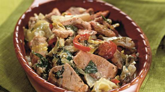 Ароматная свинина, тушенная с овощами и яблоками