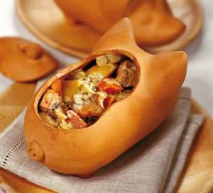 Ароматная свинина, запеченная в горшочке с овощами и сметанным соусом