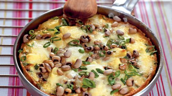 Ароматная тортилья с белой фасолью и сыром фета, запеченная в духовке
