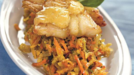 Ароматная треска с овощами и соусом из сливочного масла