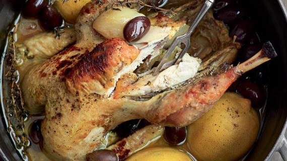 Ароматная цесарка с шалотом и лимонами в духовке