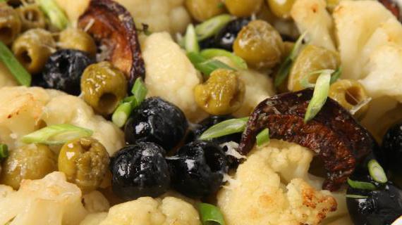 Вкусная цветная капуста с грибами, сыром и оливками — идеальное блюдо для семейного ужина