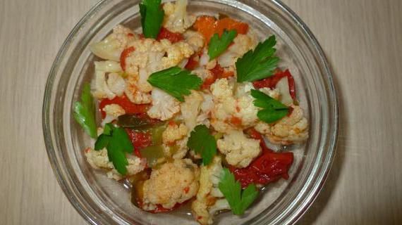 Ароматная цветная капуста с овощами — вкусный и простой рецепт тушёного салата