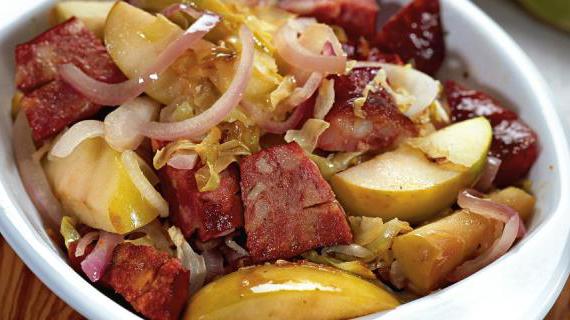Ароматная тушеная капуста с яблоками и свиными колбасками — домашний рецепт на каждый день