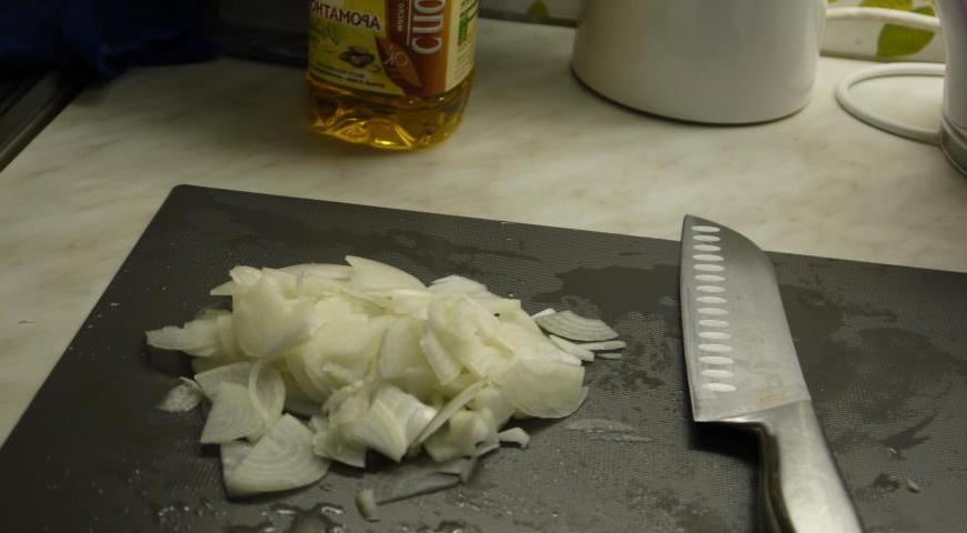 Пока мясо жарится, чистим и нарезаем полукольцами две луковицы. Как только мясо подрумянилось, отправляем лук в казан. Тушим вместе еще около 5 минут, чтобы лук стал мягким и немного карамелизировался.