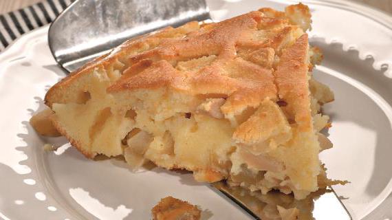 Ароматная творожная запеканка с яблоками и лимонной цедрой
