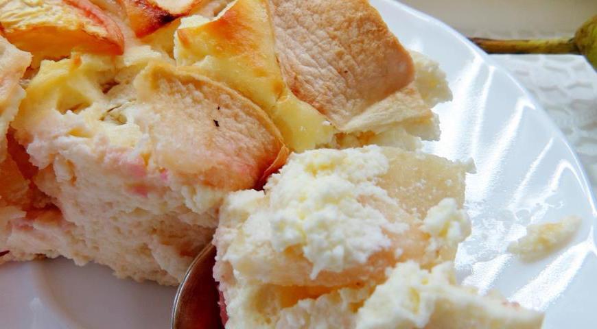 Фрукты вымойте и нарежьте средними кубиками. Форму диаметром 18 см (силиконовую или обычную) подготовьте: смажьте маслом и присыпьте мукой. Вылейте половину творожной массы, разложите половину фруктов, затем оставшуюся массу и сверху оставшиеся кусочки. Выпекайте при температуре 180°C примерно 40 минут (время может варьироваться в зависимости от духовки). Готовая запеканка будет иметь золотистую корочку и приятный аромат. Остудите немного и подавайте к столу!