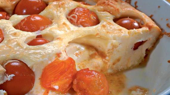 Вкусная творожная запеканка с сочными помидорами черри