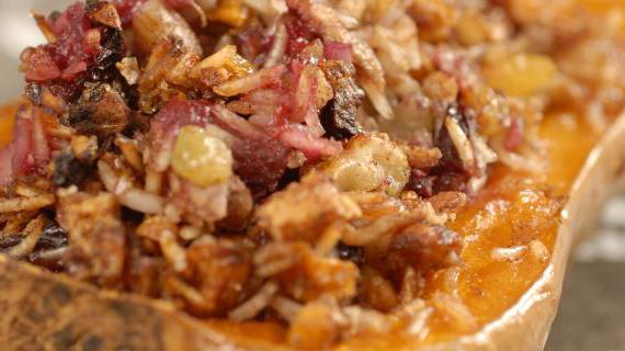 Ароматная тыква, запеченная с яблоками, рисом и орехами по армянскому рецепту — осенняя изюминка для вашего стола