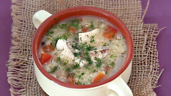 Ароматная уха из судака с помидорами и злаками