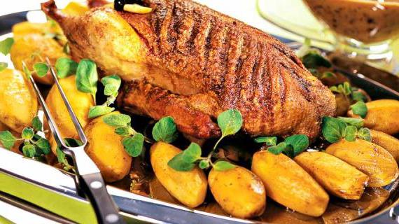 Ароматная утка с яблоками, черносливом и картофелем в домашнем сливовом соусе