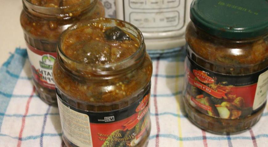 Горячую закуску разложите по чистым, стерилизованным банкам, плотно закройте крышками. Укутайте банки одеялом для самостерилизации и оставьте до полного остывания.