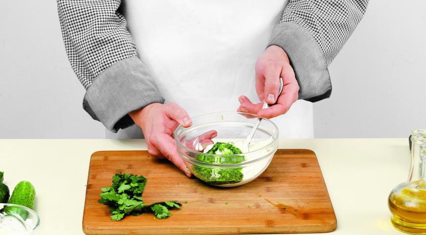 Смешайте получившуюся зеленую пасту со сметаной, добавьте перец по вкусу. Листики кинзы отделите от стеблей и измельчите.