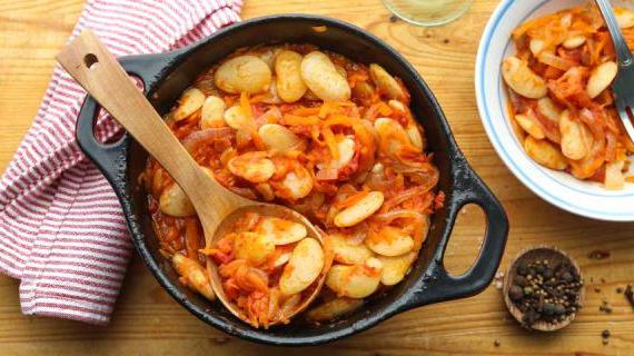 Ароматная запеченная фасоль с овощами для всей семьи